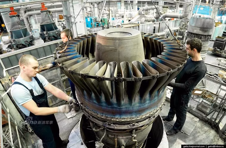 Trong ảnh là một phần của động cơ phản lực Kuznetsov NK-32 do Kuznetsov chế tạo, bên cạnh việc chế tạo mới công ty này còn đảm nhận cả việc bảo trì hoặc đại tu các động cơ cũ.