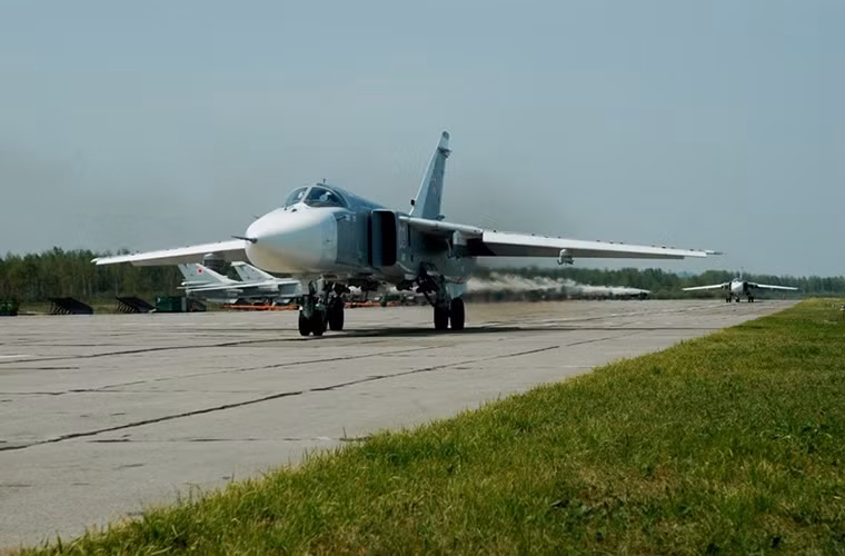 Chỉ trong chưa đầy 13 phút toàn bộ phi đội Su-24M đã xuất kích khỏi căn cứ và di chuyển đến một căn cứ không quân dự bị khác cách đó hàng trăm km. Cũng vào thời gian đó phi đội gồm 12 chiếc Su-24M được lệnh tấn công phủ đầu các căn cứ không quân của đối phương từ xa.