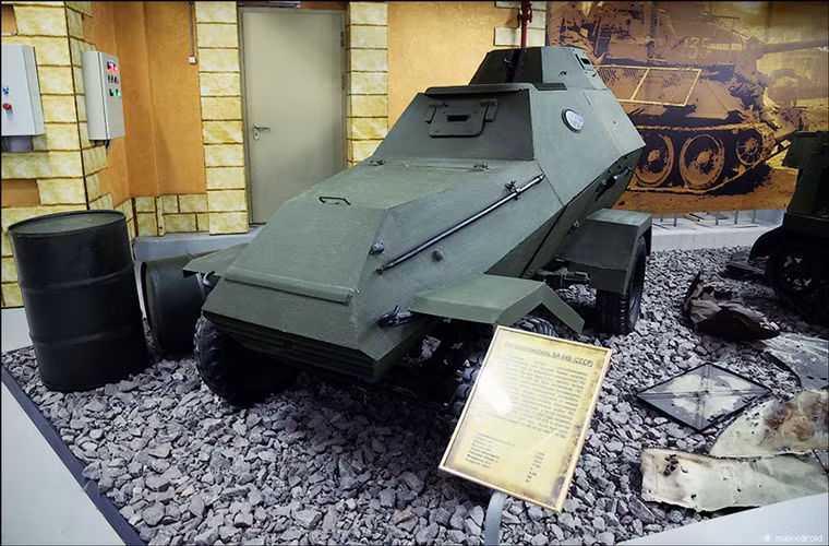 Trong ảnh là mẫu xe bọc thép BA-64B được Hồng quân sử dụng trong Chiến tranh Thế giới thứ 2, về cơ bản nó chỉ là một chiếc xe hơi GAZ-64 bọc thép được trang bị súng máy 7.62mm.