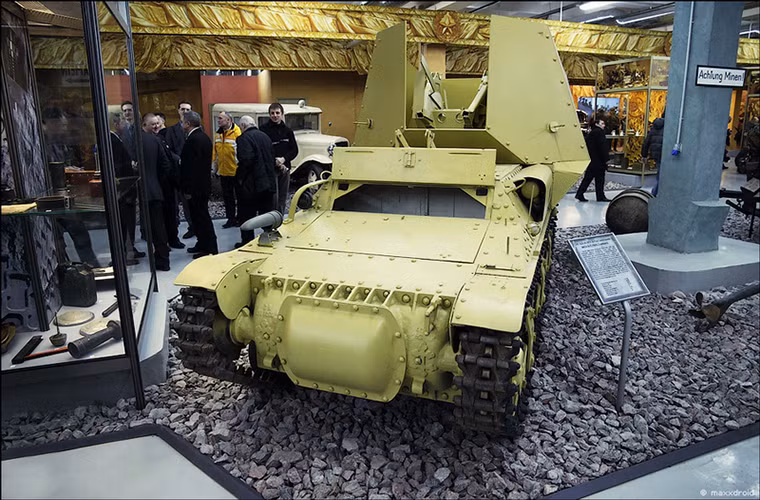 Trong ảnh là phần khung gầm còn xót lại của mẫu pháo tự hành 105mm leFH 18-4 auf Geschutzwagen Lr.S của Đức.