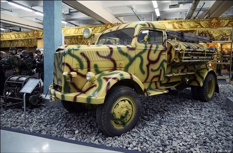 Trong ảnh là mẫu xe cứu hỏa quân sự Opel Blitz 3,6-6700A TLF15 của Quân đội Đức với màu sơn ngụy trang đặc trưng.