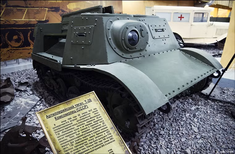 Cạnh đó là mẫu xe đầu kéo bọc thép T-20 được sử dụng để kéo pháo cho các đơn vị pháo binh của Liên Xô.