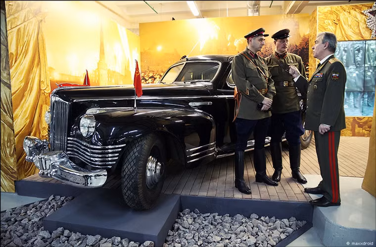 Hình ảnh hiếm hoi của mẫu xe bọc thép ZIS-115 dành cho các nguyên thủ Liên Xô trong và sau Chiến tranh Thế giới thứ 2. Nó có trọng lượng lên tới hơn 4 tấn.