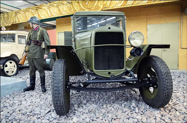 Xe tải quân sự GAZ MM-B của Liên Xô trong Chiến tranh Thế giới thứ 2 với thiết kế khá lỗi thời của đầu những năm 1930.