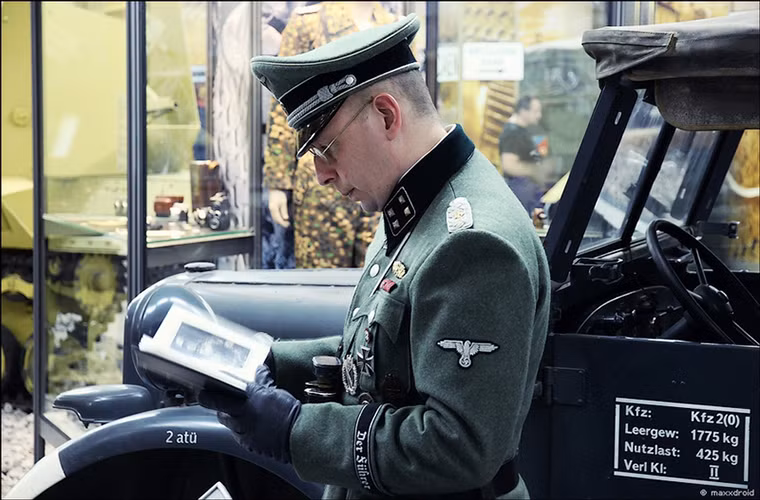 Bên cạnh đó là một tình nguyện viên khác vào vai sĩ quan Đức bên cạnh chiếc Stoewer Typ 40 Kfz.1 vốn dành cho các sĩ quan chỉ huy của Quân đội Đức.