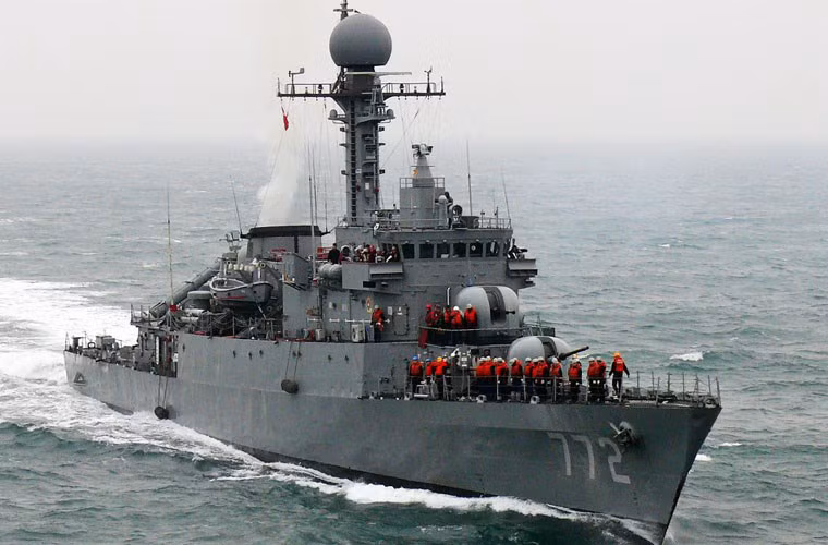 Nếu phía Hàn Quốc giữ nguyên hệ thống vũ khí trên tàu Pohang thì đây sẽ là tàu hộ vệ mang tên lửa đầu tiên của Hải quân Philippines. Dù tính năng còn nhiều khá hạn chế nhưng đây cũng có thể được xem là động lực giúp Philippines cải thiện khả năng tác chiến trên biển của nước này. Trong ảnh là chiếc Cheonan (PCC-772) thuộc lớp tàu hộ vệ lớp Pohang (Flight IV). Nguồn ảnh: Wikipedia
