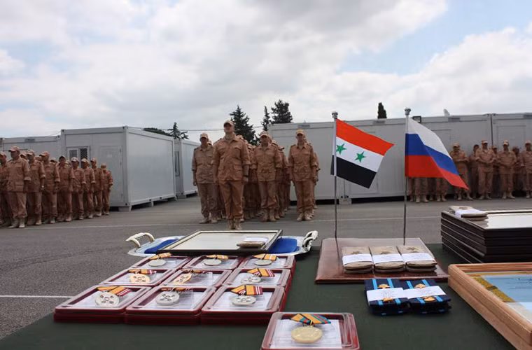 Lễ duyệt binh trên có sự tham gia trực tiếp của Trung tướng Alexander Dvornikov – Tổng tư lệnh các lực lượng vũ trang Nga tại Syria. Bên cạnh bài phát biểu nhân Ngày nước Nga, tướng Dvornikov còn trao huân chương và phần thưởng cho các binh sĩ Nga có thành tích phục vụ xuất sắc tại Syria cùng với đó là quyết định thăng cấp dành cho một số sĩ quan.
