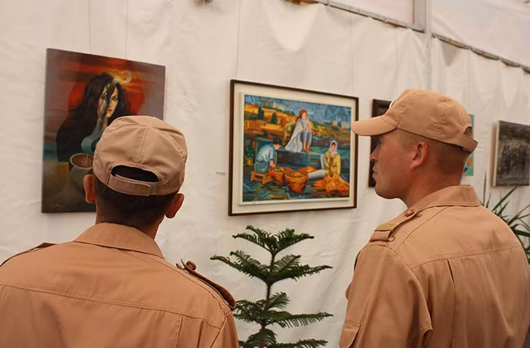 Thậm chí có cả một triểm lãm tranh được tổ chức bên trong căn cứ Hmeymim.