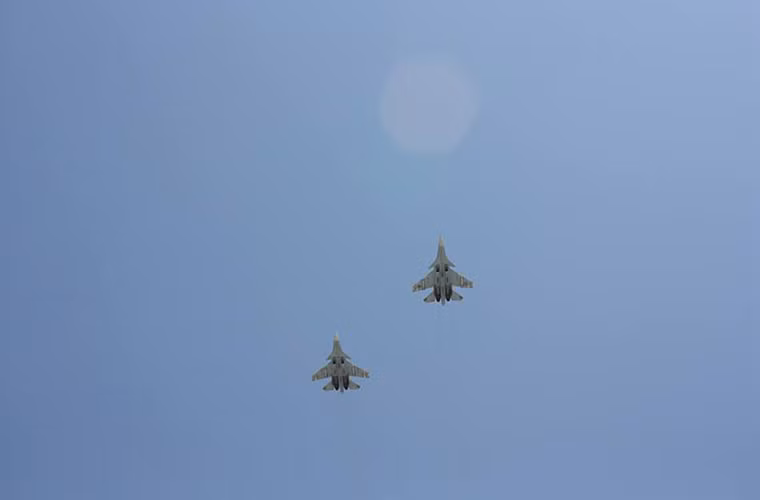 Tiếp theo sau đó là những chiếc tiêm kích đa năng Su-30SM.