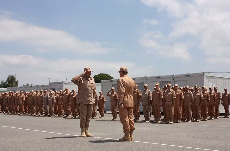 Ngay sau đó là lễ duyệt binh của các đơn vị vũ trang Nga đóng quân tại căn cứ Hmeymim.