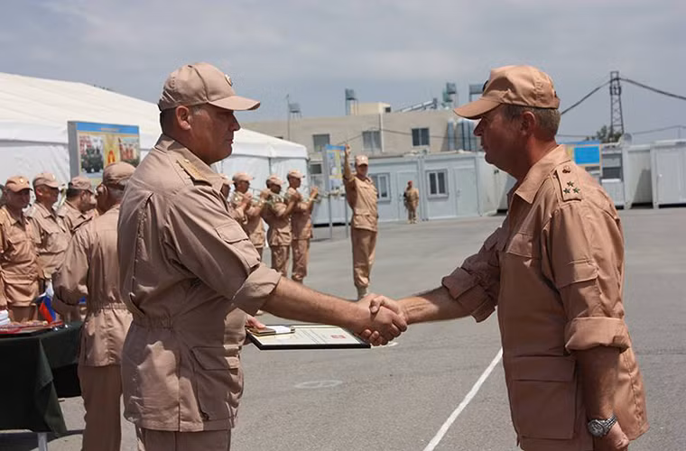 Hình ảnh tướng Dvornikov trao quyết định và quân hàm mới cho một sĩ quan Nga đang phục vụ tại căn cứ Hmeymim.