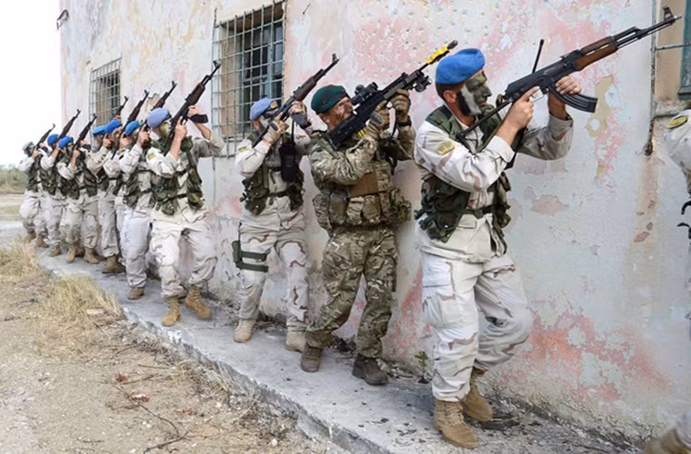 Và để đổi lại Albania cũng hổ trợ cho Trung Quốc rất nhiều trong ngành công nghiệp quốc phòng nhất là sửa chữa và đại tu các tàu ngầm diesel-điện của Bắc Kinh. Trong ảnh là các binh sĩ Albania sử dụng súng trường tấn công Type-56 do Trung Quốc viện trợ trong một đợt tập trận chung với Quân đội Anh.