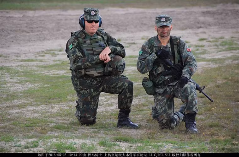 Trong ảnh là các binh sĩ thuộc Lục quân Albania trong một đợt huấn luyện quân sự chung với NATO.
