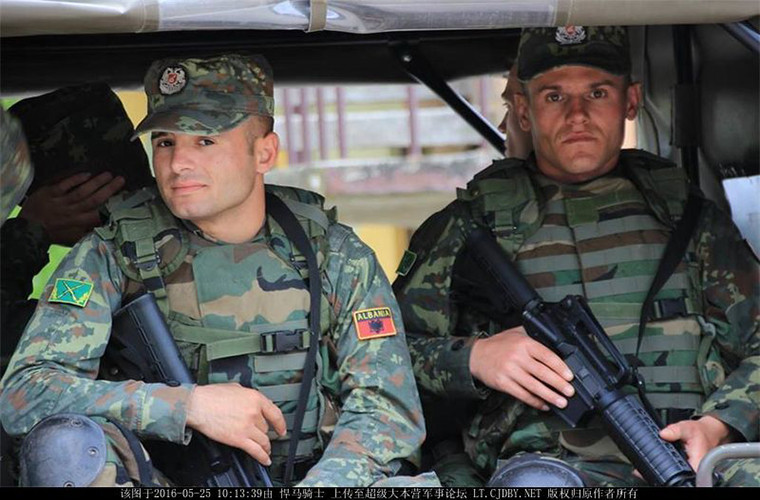 Albania là một quốc gia nằm trên Bán đảo Balkan, phía bắc giáp Serbia và Montenegro, phía đông bắc giáp Macedonia, phía đông nam giáp Hy Lạp và có đường bờ biển dài 472km. Và có một thực tế rằng Albania không sở hữu bất cứ lợi thế chiến lược nào ở Balkan.