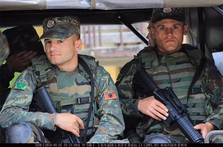 Albania là một quốc gia nằm trên Bán đảo Balkan, phía bắc giáp Serbia và Montenegro, phía đông bắc giáp Macedonia, phía đông nam giáp Hy Lạp và có đường bờ biển dài 472km. Và có một thực tế rằng Albania không sở hữu bất cứ lợi thế chiến lược nào ở Balkan.