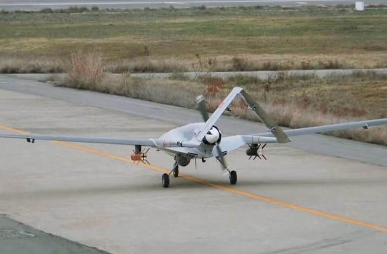 Biến thể vũ trang của Bayraktar là Bayraktar TB2 UCAV được Kale-Baykar đưa vào thử nghiệm chính thức từ năm 2014, nó có sải cánh tới 12m với trọng lượng cất cánh tối đa 650kg. Và tất nhiên thiết kế của TB2 vẫn tương tự như các phiên bản Bayraktar trước đó sử dụng động cơ đẩy cánh quạt.