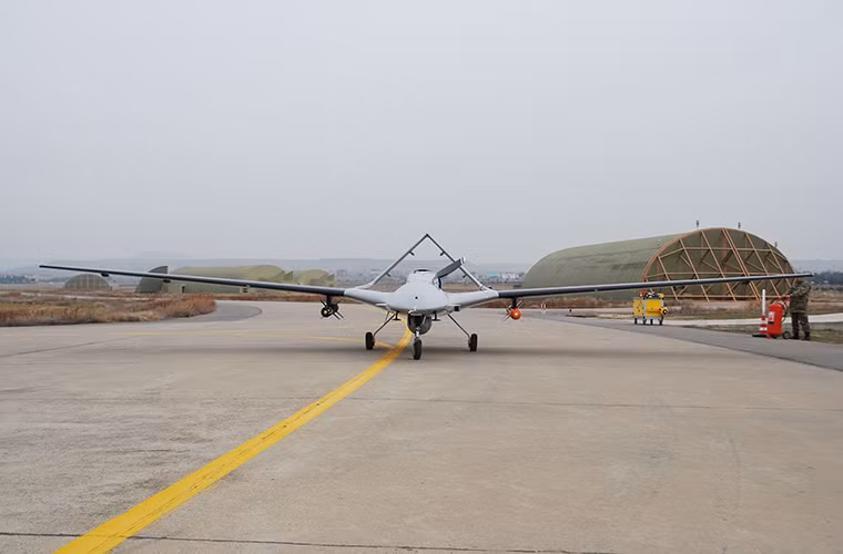 Bayraktar TB2 có thiết kế theo dạng modul, với phần cánh và thân có thể tháo rời khi cần thiết, trong khi đó vật liệu chính tạo nên nó là sợi carbon giúp thân máy bay nhẹ hơn còn phần khung được làm bằng nhôm. Thiết kế đặc trưng của Bayraktar TB2 có thể được nhận dạng qua phần cánh đuôi có hình V ngược của nó.