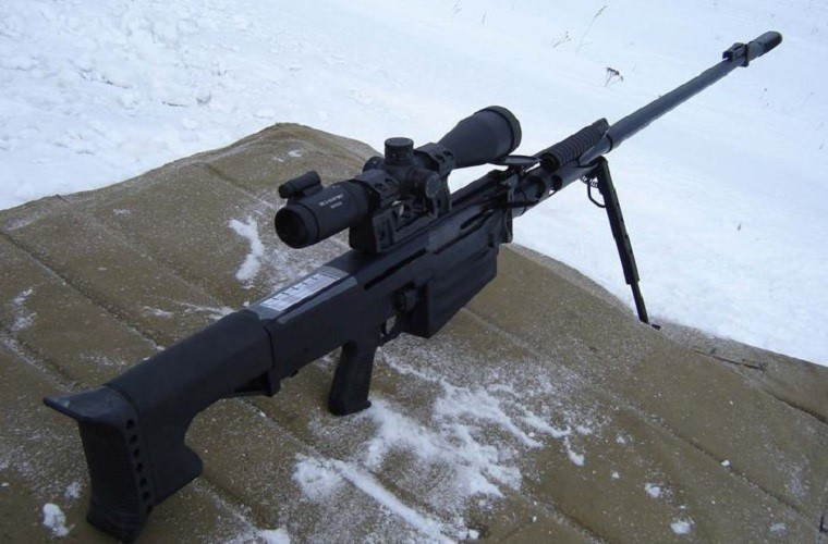 Do có chiều dài lên tới 1,74m nên OSV-96 được thiết kế để có thể gấp gọn lại để dễ dàng cho việc hành quân. Nó được trang bị hộp tiếp đạn 5 viên và có thể bắn nhiều loại đạn 12,7mm khác nhau. Với tầm bắn tối đa có thể lên đến 1.800m, OSV-96 có lợi thế khá lớn trên chiến trường nhất tại Syria khi nó hoàn toàn có đủ khả năng tiêu diệt các mục tiêu nấp sau các công sự kiên cố hoặc thậm chí là tiêu diệt các phương tiện chiến đấu bọc thép hạng nhẹ của đối phương.