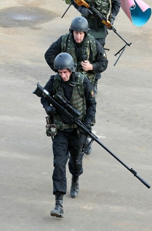 Quân đội Nga bắt đầu đưa vào trang bị OSV-96 từ đầu những năm 1990, nó được sử dụng khá rộng rãi trong hai cuộc chiến tranh tại Chechnya. Về mặt thiết kế OSV-96 có khóa nòng 4 mấu và bộ phận trích khí được bố trí lệch về phía bên trái nòng súng, thiết kế này có tác dụng làm giảm đáng kể độ giật của súng khi bắn.