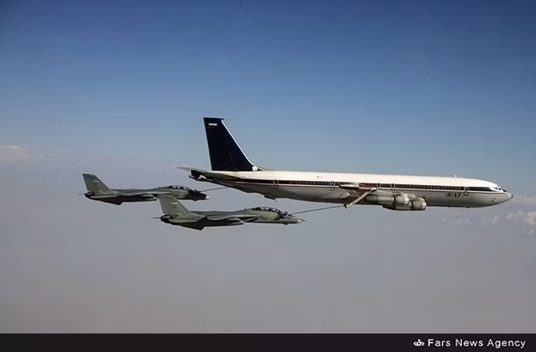 Trong ảnh là hai chiếc tiêm kích F-14A của Không quân Iran đang tiếp nhiên trên không từ một máy bay tiếp nhiên liệu Boeing 707 do Mỹ chế tạo. Nguồn ảnh: Fars News