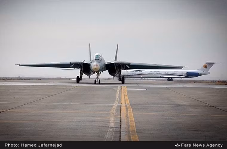 Trong ảnh là một chiếc F-14A của Iran với cánh cụp cánh xòe đặc trưng. Nguồn ảnh: Fars News