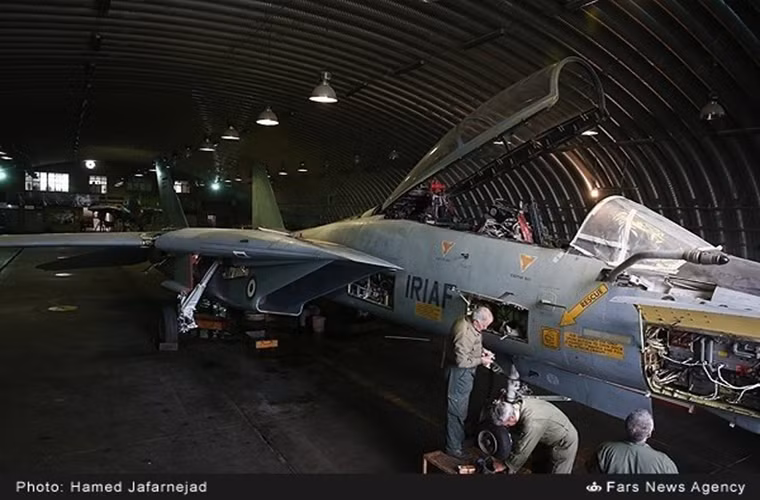 Cùng với đó kho vũ khí dành cho những chiếc F-14A của Iran cũng không có quá nhiều sự lựa chọn ngoài các tên lửa không đối không AIM-54. Iran còn cải tiến trang bị thêm cho F-14A các tên lửa không đối không do Liên Xô chế tạo và thậm chí là cả tên lửa chống hạm do nước này tự phát triển. Nguồn ảnh: Fars News