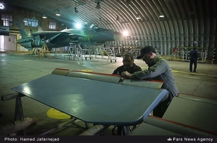 Phần cánh của một chiếc F-14A được các kỹ sư Iran kiểm tra trong một đợt bảo trì của chiếc máy bay này. Nguồn ảnh: Fars News