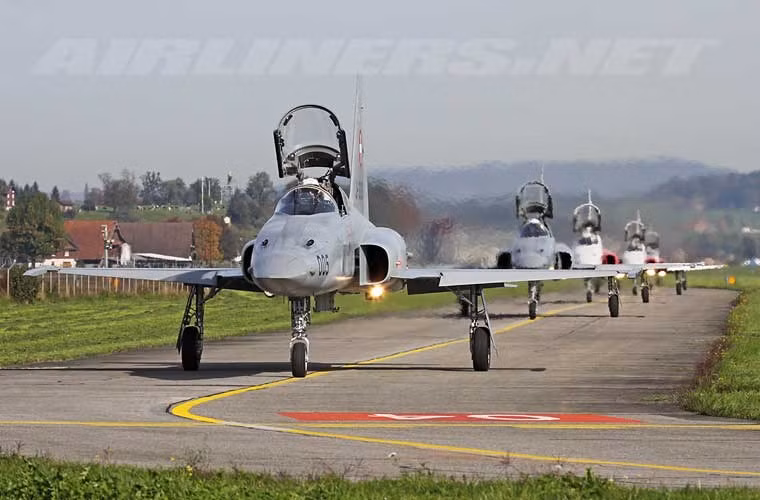 Đáng lưu ý, trong quá khứ Việt Nam từng có trong biên chế khoảng 20 chiếc F-5E/F Tiger II mới tinh mà Mỹ cung cấp năm 1975 cho VNCH. Tuy nhiên, sau một thời gian sử dụng, KQND Việt Nam đã phải loại biên chế do thiếu phụ tùng linh kiện.