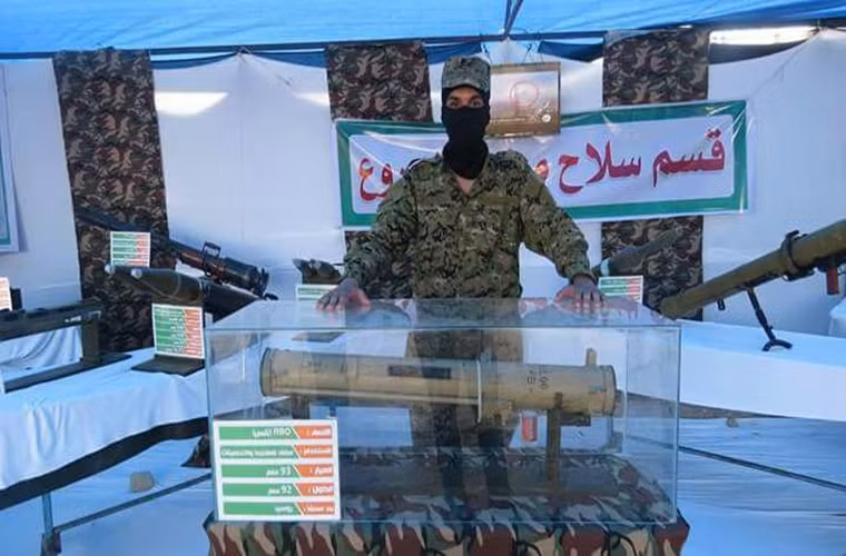 Theo hãng tin UPI đưa tin cho hay, vào cuối tháng 7 vừa rồi lữ đoàn Ezzedine al-Qassam một nhánh vũ trang của phong trào Hồi giáo Hamas, Palestine đã tổ chức một buổi triểm lãm vũ khí quy mô nhỏ của phong trào này tại phía đông thành phố Gaza. Điều đáng nói là nó được diễn ra bên trong một trại hè dành cho thanh thiếu niên Palestine.