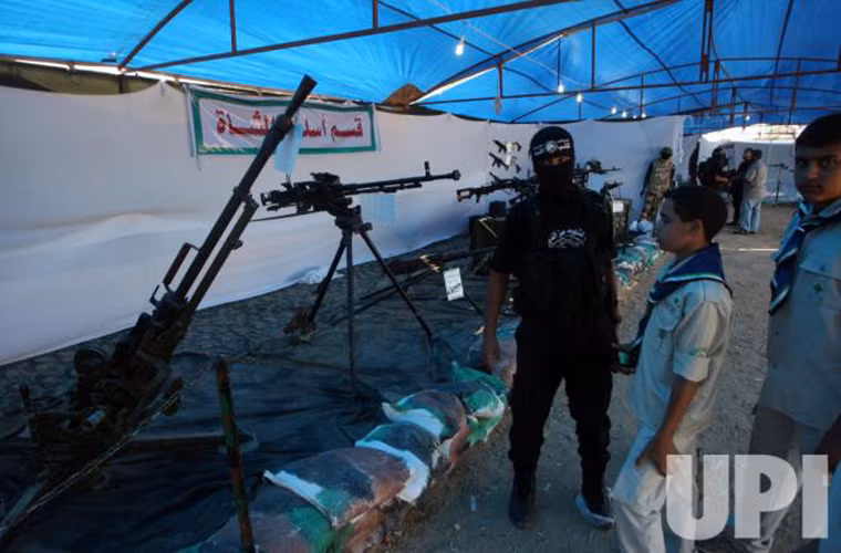 Các loại súng máy phòng không được thành viên Ezzedine al-Qassam giới thiệu với thanh thiếu Israel tại hội trại hè ở Gaza..