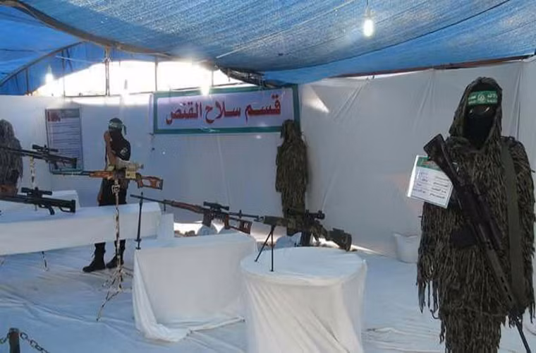 Thậm chí Ezzedine al-Qassam còn có một khu giới thiệu các loại súng trường bắn tỉa của mình như Dragunov SVD, M14 cho đến FN FAL.