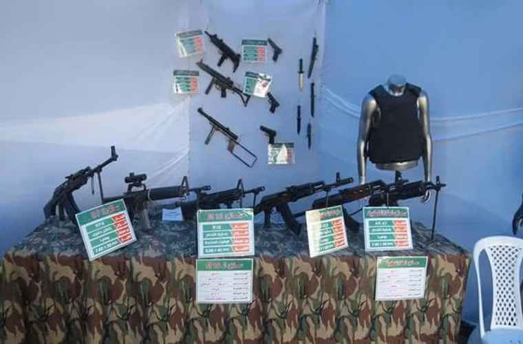 Tại triển lãm này, Ezzedine al-Qassam đã cho trưng bày hầu hết các loại vũ khí có trong trang bị của mình từ dao găm cho tới súng trường tấn công. Và ta có thể dễ dàng nhận thấy các mẫu vũ khí quen thuộc vốn được sử dụng phổ biến tại Trung Đông.