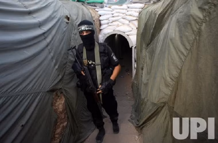 Cũng tại triển lãm này Ezzedine al-Qassam cũng trưng bày một đoạn đường hầm mô phỏng vốn được các nhánh vũ trang Hamas sử dụng trong cuộc chiến với Israel, ngoài ra nó cũng được dùng để huấn luyện các tay súng của phong trào này.