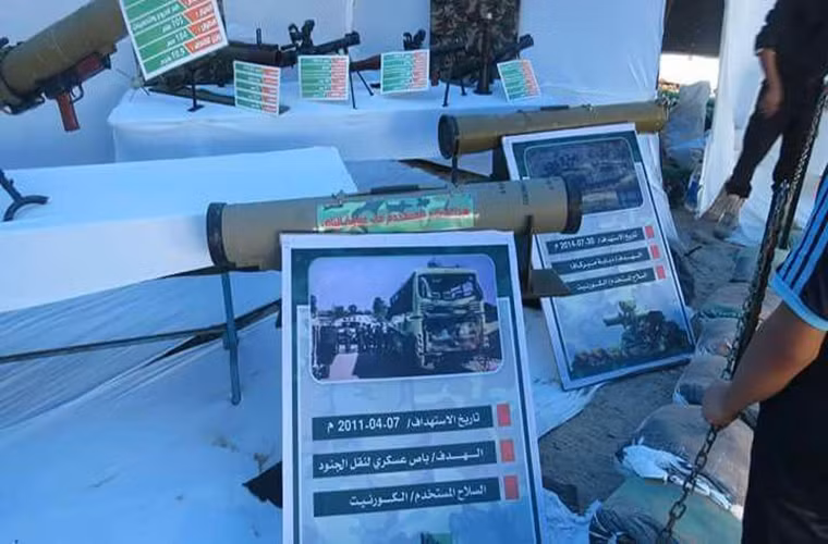 Và tất nhiên cũng không thể thiếu các loại vũ khí chống tăng được Ezzedine al-Qassam sử dụng đến tấn công các loại xe bọc thép của Israel. Trong ảnh là ống phóng chứa đạn tên lửa 9M133-1 thuộc tổ hợp tên lửa chống tăng dẫn đường 9M133 Kornet.