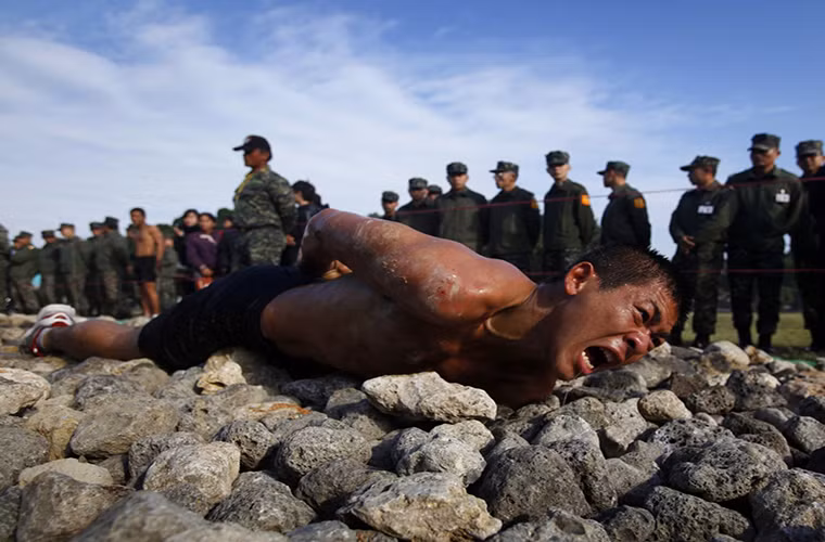 Trong khi đó tại Đài Loàn khóa huấn luyện đặc biệt kéo dài 9 tuần mang tên “Động vật lưỡng cư” các binh sĩ bắt buộc phải qua một màn hành hạ thể xác khi trườn qua một bãi đá dài hơn 140m.