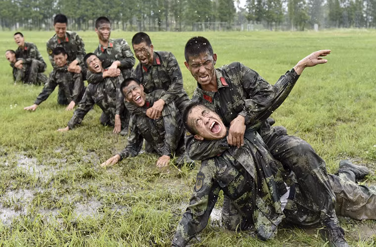 Tất nhiên sẽ không thiếu cả những màn huấn luyện võ thuật đối kháng bằng tay không.