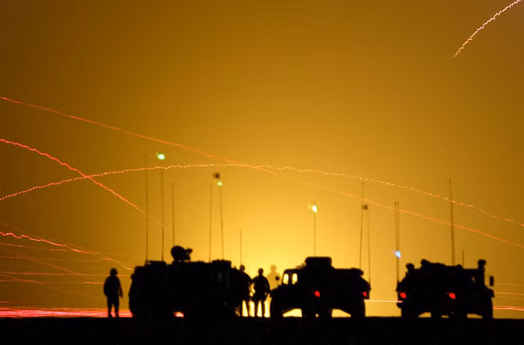 Cả bầu trời sa mạc Kuwait gần như được thắp sáng bởi ánh sáng của các loại hỏa lực được Quân đội Mỹ triển khai trong một đợt trận vào năm 2002.