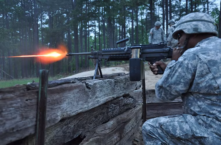 Một tiểu đội Vệ binh Quốc gia Mỹ đóng quân tại thành phố Columbia, tiểu bang Nam Carolina với khẩu súng máy M249 của mình trong một buổi huấn luyện khi trời sắp tối.