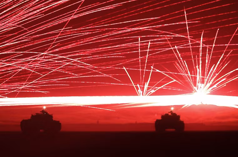 Hình ảnh hàng ngàn viên đạn súng máy được bắn lên không trung trong một đợt tập trận hỗn hợp giữa Quân đội Mỹ và Lực lượng Phòng vệ Mặt đất Nhật Bản.