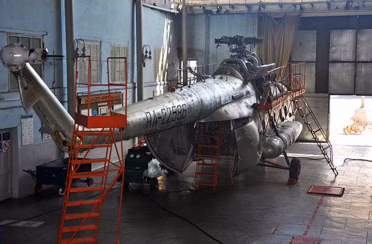 Một chiếc Mi-8T tại Omsk, nó phải trải qua quá trình đại tu hoàn toàn với niên hạn sử dụng đã hết từ lâu.