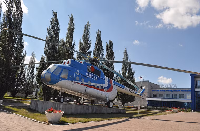 Omsk là một trong những nhà máy hiếm hoi còn hoạt động sau khi Liên Xô sụp đổ tại Kazakhstan, nó cũng là một trong những nhà máy hàng không có tuổi đời lâu nhất tại quốc gia này. Omsk chính thức đi vào hoạt động vào tháng 2/1945, đây là một trong những cơ sở sửa chữa máy bay cho Liên Xô trong giai đoạn gần kết thúc Chiến tranh Thế giới thứ II.