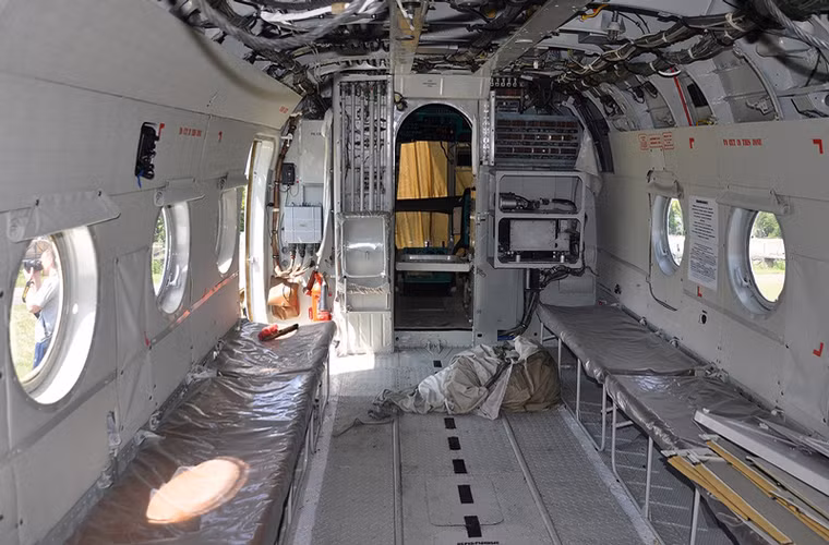 Hệ thống điện trong khoang chở khách của nó vẫn chưa hoàn chỉnh, bên cạnh đó thiết kế của nó cũng khá đơn giản.