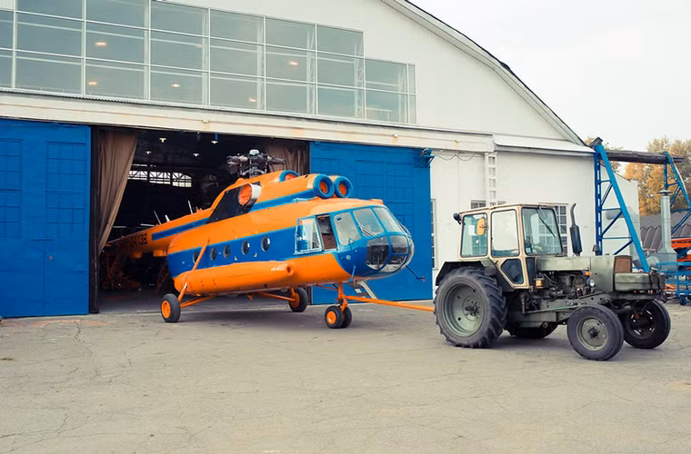 Chiếc trực thăng Mi-8T với lớp sơn màu cam đặc trưng dành cho Bộ Tình trạng Khẩn cấp Kazakhstan và cả của Nga.