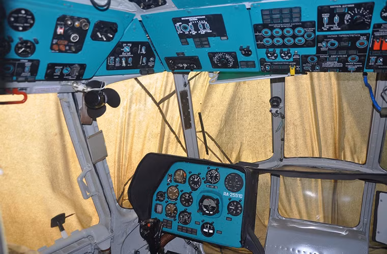 Cận cảnh bên trong buồng lái một chiếc Mi-8T sau khi được nâng cấp, mọi thứ đều như mới nhưng chiếc trực thăng này đã có tuổi thọ hơn 30 năm.