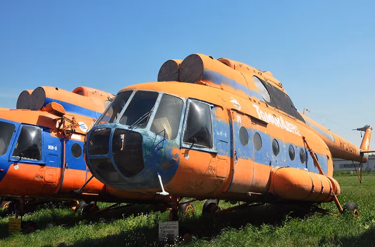 Sau khi Liên Xô sụp đổ, không phải nước cộng hòa nào cũng có đủ khả năng duy trì số lượng máy bay khủng lồ có trong biên chế lúc đó, và như một kết quả tất yếu chúng được tập kết lại trong các kho dự trữ hay bãi tập trung. Trong ảnh là những gì còn lại một chiếc Mi-8PS.