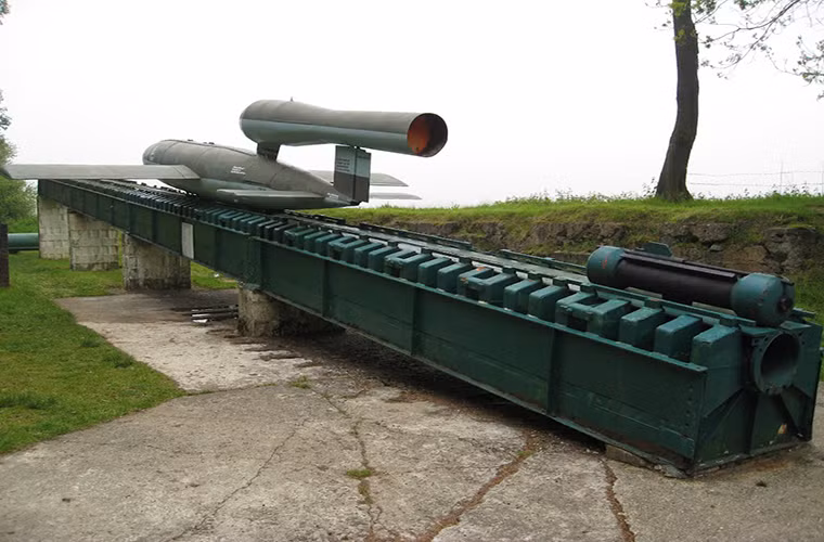 Trên thực tế V-1 được xây dựng dựa trên ý tưởng phát triển một mẫu máy bay trinh sát không người lái điều khiển từ xa bằng sóng vô tuyến của kỹ sư hàng không người Đức Fritz Gosslau làm việc cho công ty chế tạo động cơ Argus Motoren. Và ý tưởng của Fritz Gosslau lại không mấy thành công trên thực địa nhưng nó lại tạo tiền đề cho việc phát triển V-1.