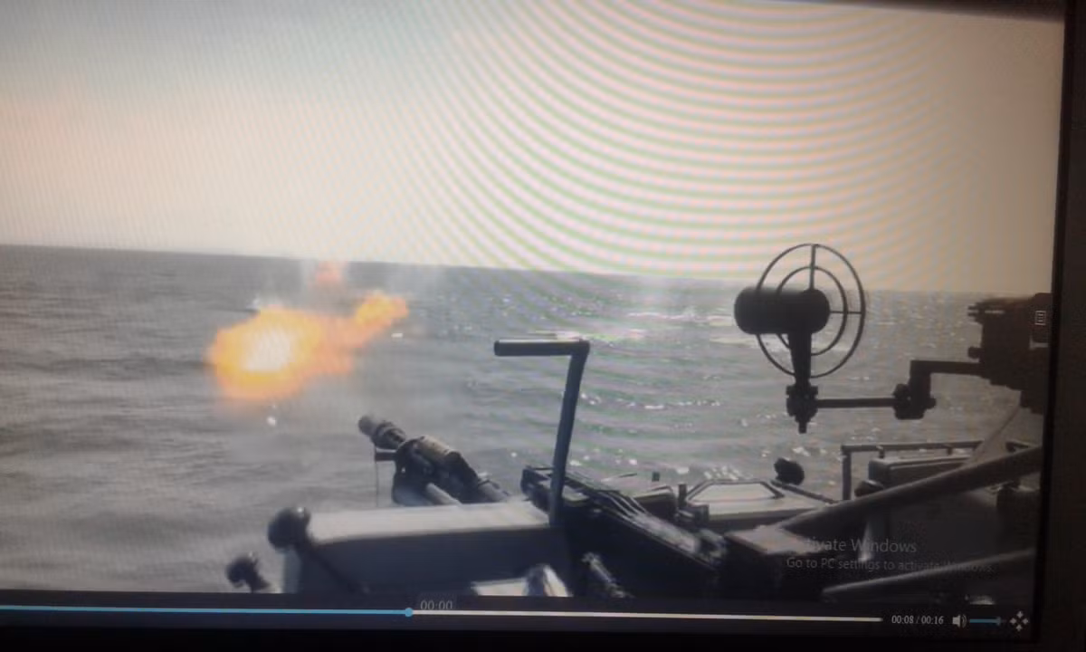 Súng máy cỡ 14.5 mm trên tàu liên tục nhả đạn, tóe lửa. Tàu đổ bộ Ivan Gren ra đời trong bối cảnh này còn như một lời khẳng định, Nga thừa sức chế tạo các tàu đổ bộ tấn công chứ không nhất thiết phải mua lại tàu Mistral của Pháp (Nguồn: Politrussia.com).