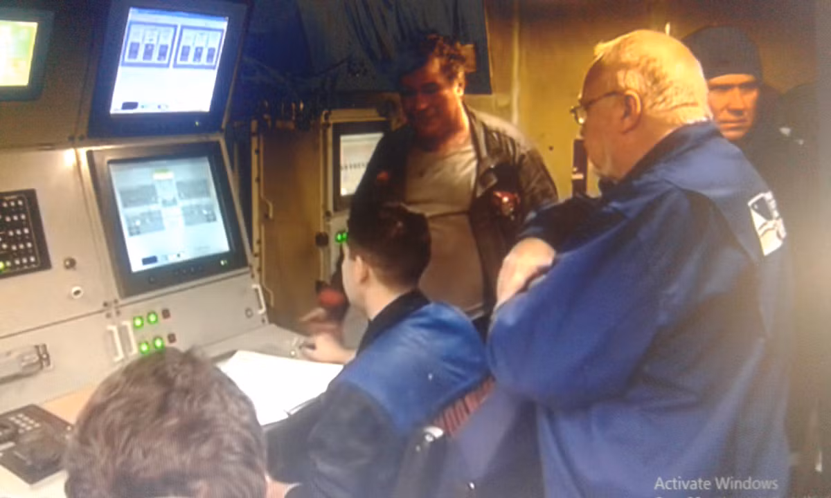 Các nhân viên kỹ thuật kiểm tra hệ thống máy tính, điện tử trên Ivan Gren khi ra biển thử nghiệm (Nguồn: Politrussia.com).