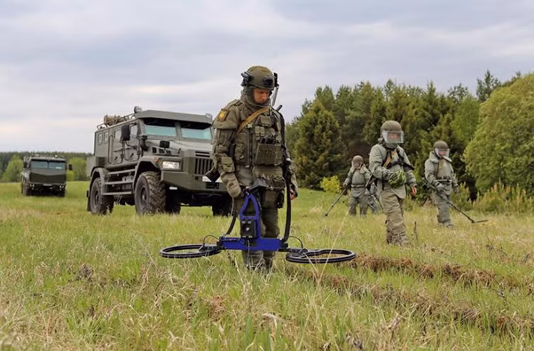 Trong ảnh là một binh sĩ Nga với bộ quân trang ratnik dành cho công binh cùng thiết bị dò mìn cầm tay thế hệ mới MG-1.