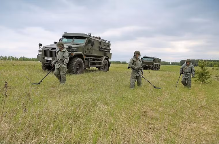 Cùng với đó là thiết bị dò mìn cầm tay tiêu chuẩn UTI dành cho các đơn vị công binh Nga.